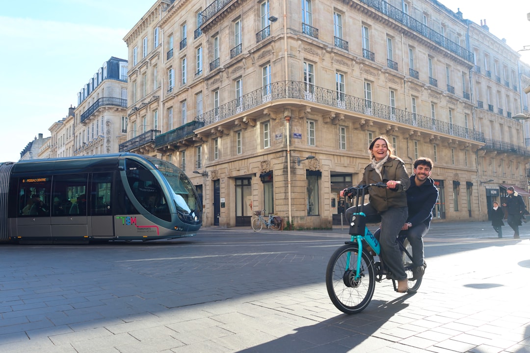 Vélos électriques : comparatif marques grand public vs premium