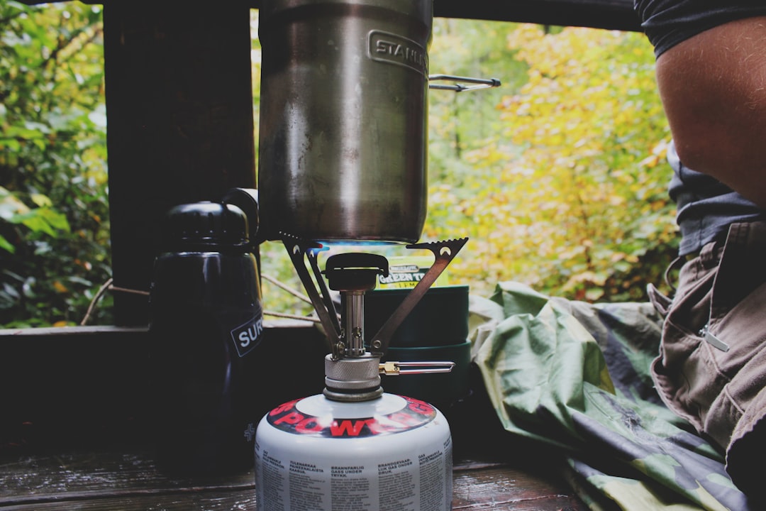 Réchaud gaz ou essence pour bivouac : comparatif synthétique