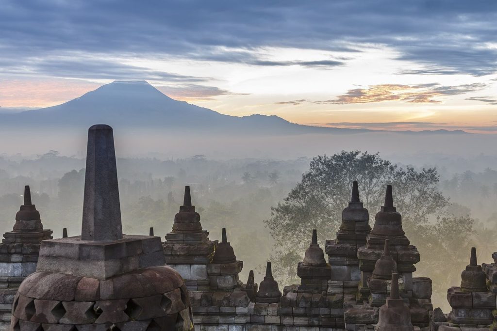 Les stupas de Borobudur face aux volcans de Java centre