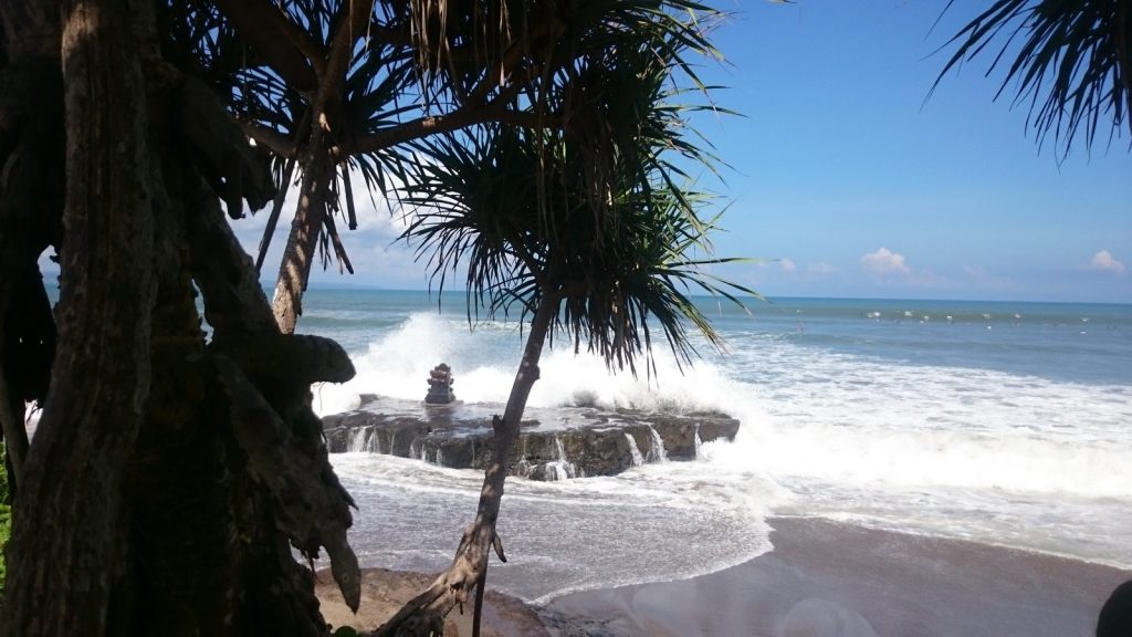 Le petit temple de Batu Bolong, sur la plage de Canggu