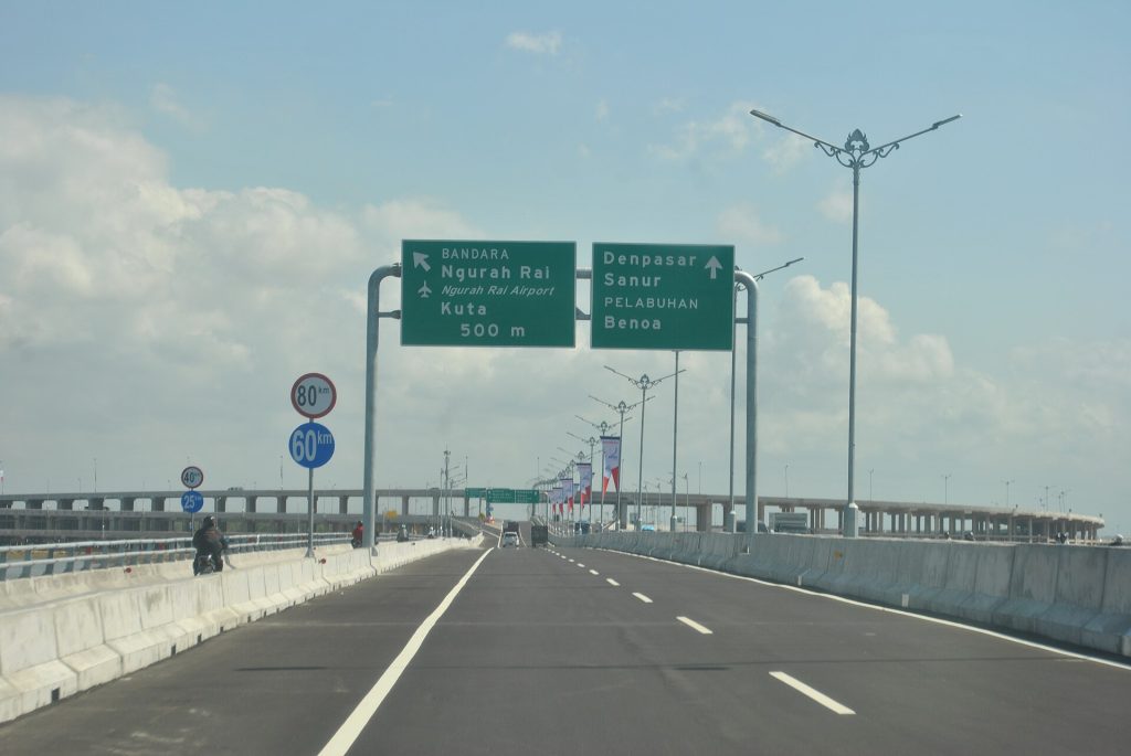 La route à péage Bali Mandara, entre l’aéroport Ngurah Rai, Sanur et Nusa Dua