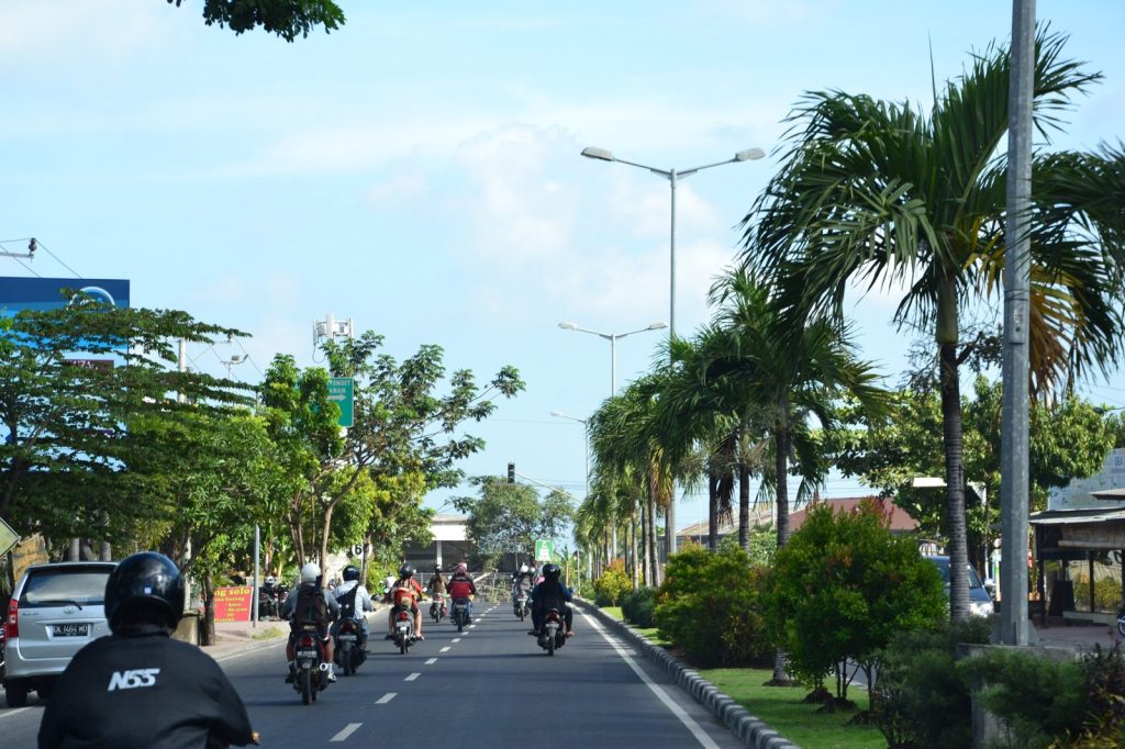 Une route du sud de Bali, entre voitures et scooters