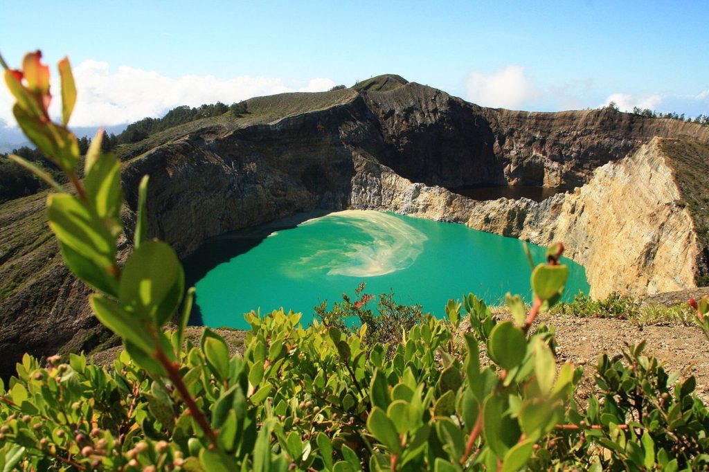 Un des lacs de cratère du Kelimutu, à Flores