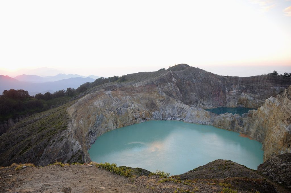 Les lacs colorés du volcan Kelimutu, sur l'île de Flores, au lever du jour.