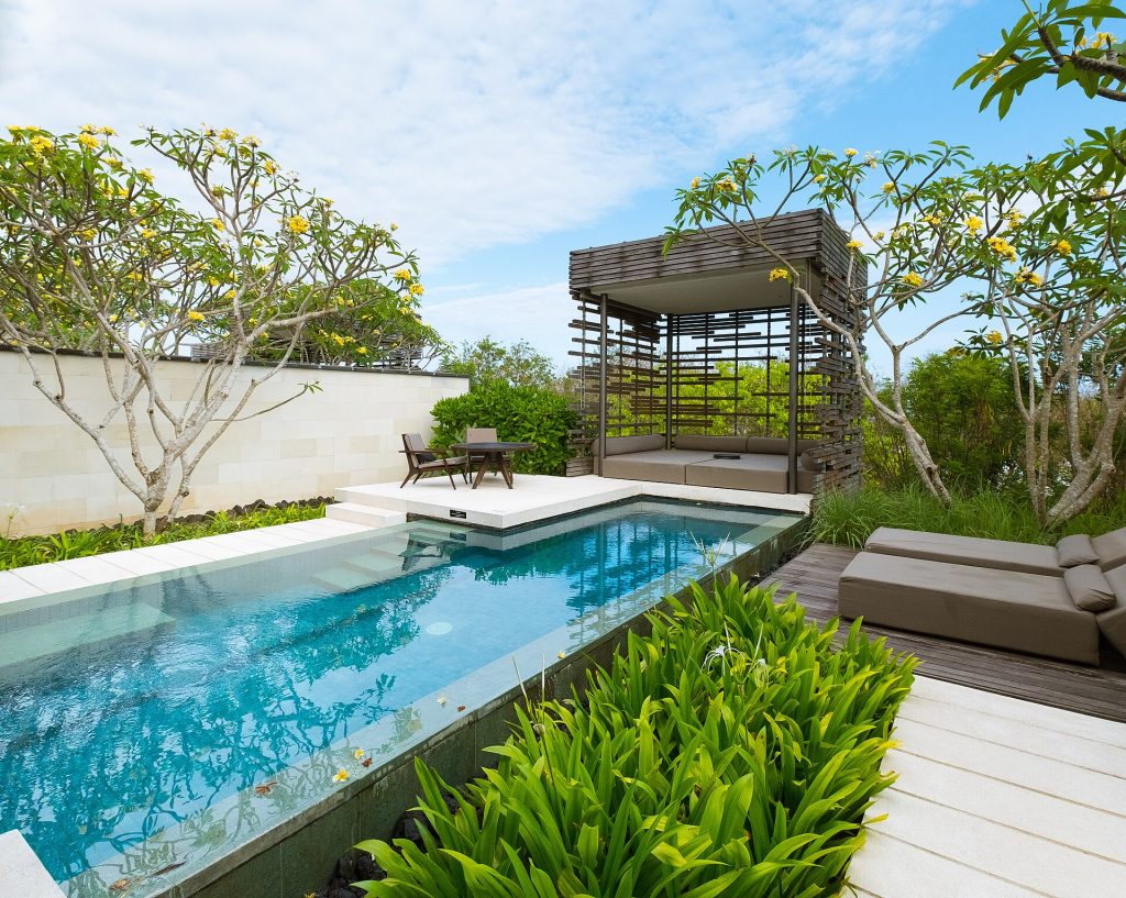 Piscine privée et pavillon extérieur d'une villa à Bali, un type d'hébergement courant sur un itinéraire en plusieurs étapes.