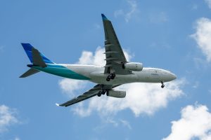 Un long-courrier de Garuda Indonesia en approche de Denpasar