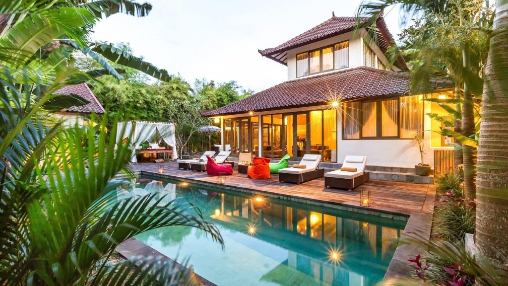 Villa avec piscine dans la végétation balinaise