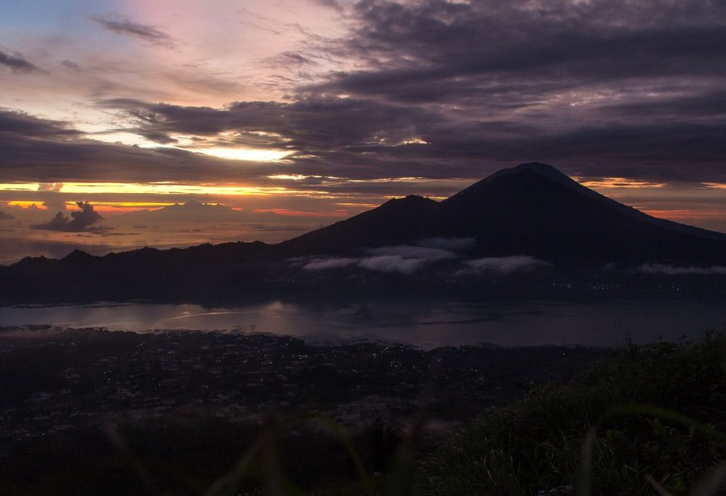 Lever du jour depuis les pentes du mont Batur