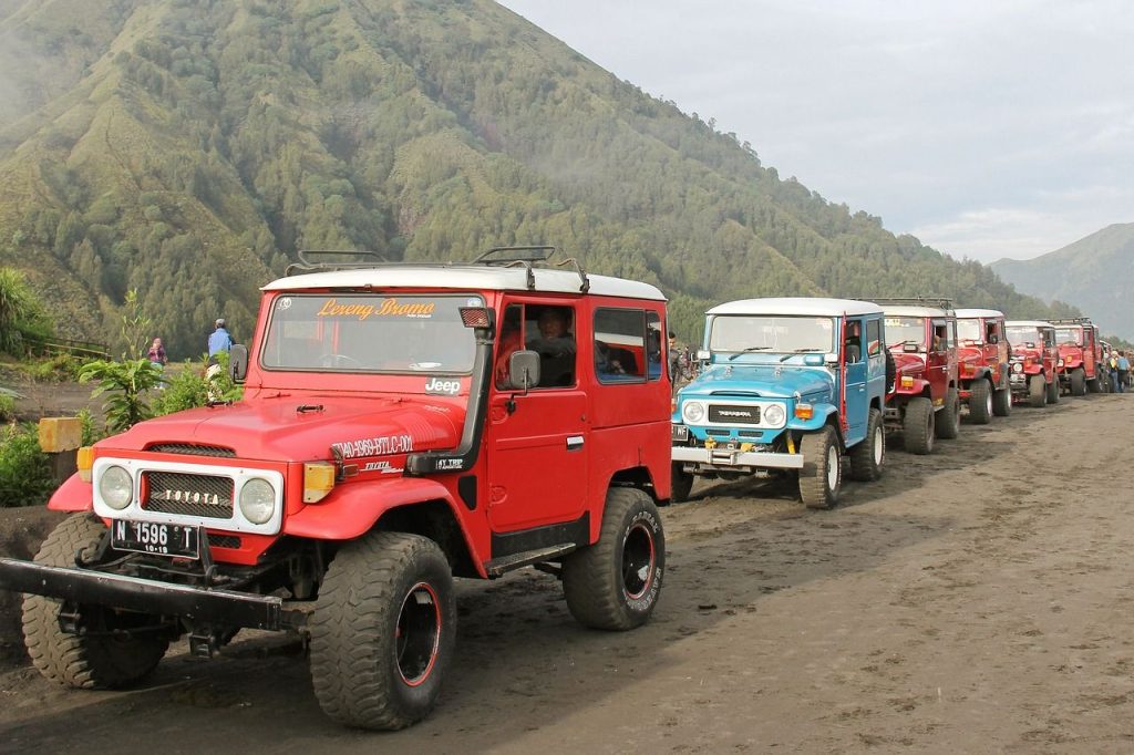 Les jeeps qui montent au point de vue du Bromo avant l’aube