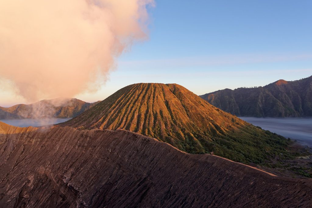 Le mont Batok vu depuis la crête du Bromo au petit matin, dans la caldeira de Tengger à Java.