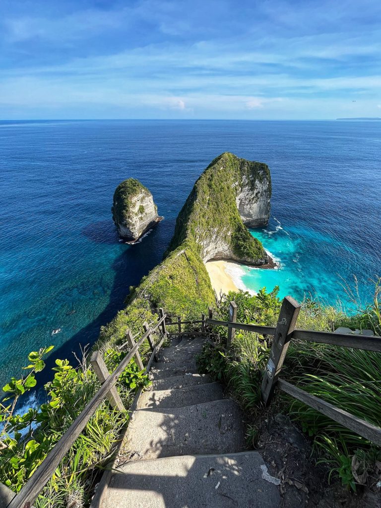 Le sentier qui descend vers Kelingking Beach, à Nusa Penida