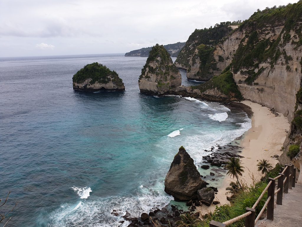Le sentier à flanc de falaise qui descend à Diamond Beach, sur la côte est de Nusa Penida