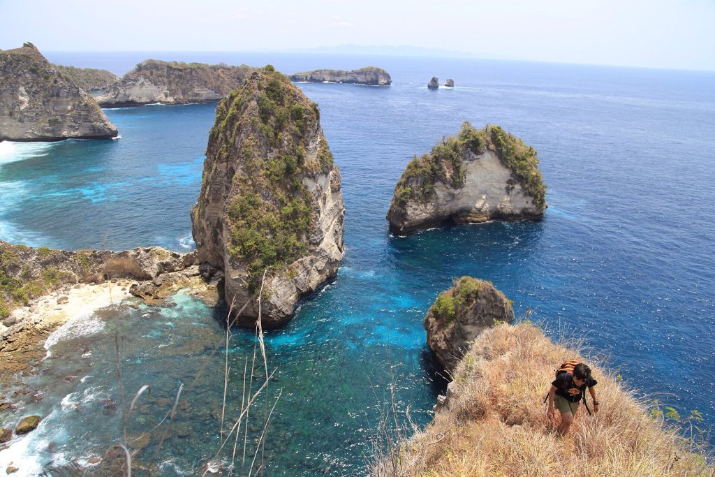 Le sentier au-dessus d’Atuh Beach, à l’est de Nusa Penida
