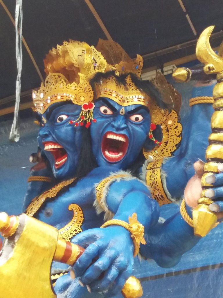 Ogoh-ogoh exposé à Ubud avant la parade de la veille de Nyepi
