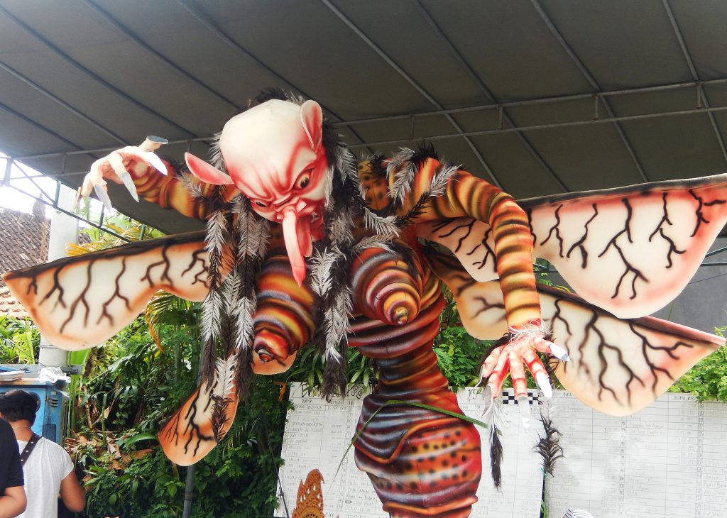 Un ogoh-ogoh en préparation dans une rue d'Ubud, Bali, avant le défilé de Nyepi.