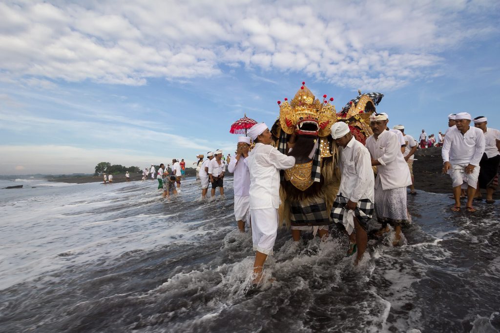 La cérémonie Melasti au bord de la mer, dans les jours qui précèdent Nyepi