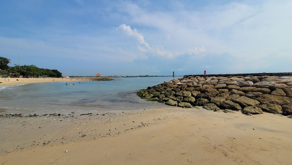 La plage de Sanur, sur la côte est de Bali, avec sa mer calme protégée par la digue.