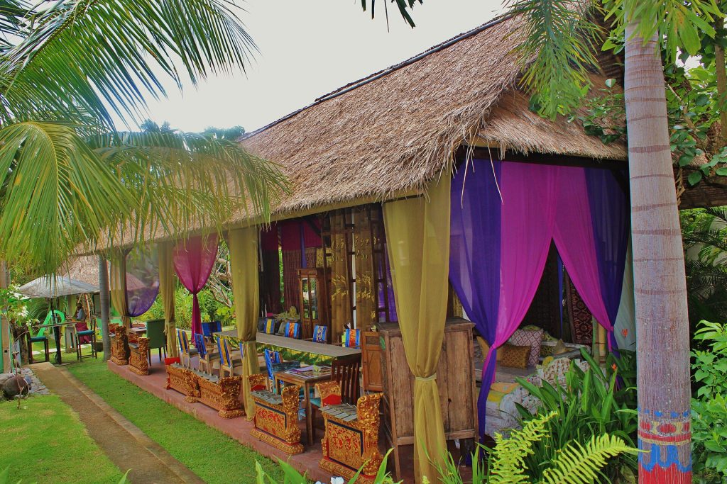 Les bungalows et la terrasse d’un hôtel à Ubud