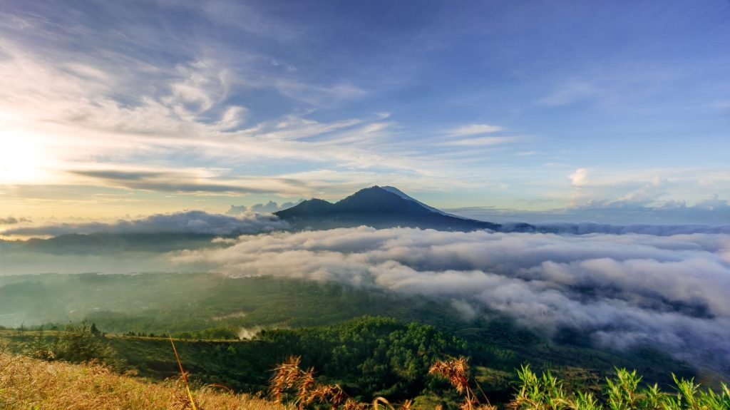 Le Batur et l’Agung vus depuis Kintamani, au lever du jour