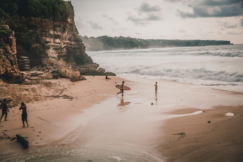 Surfeurs sur la plage d’Uluwatu