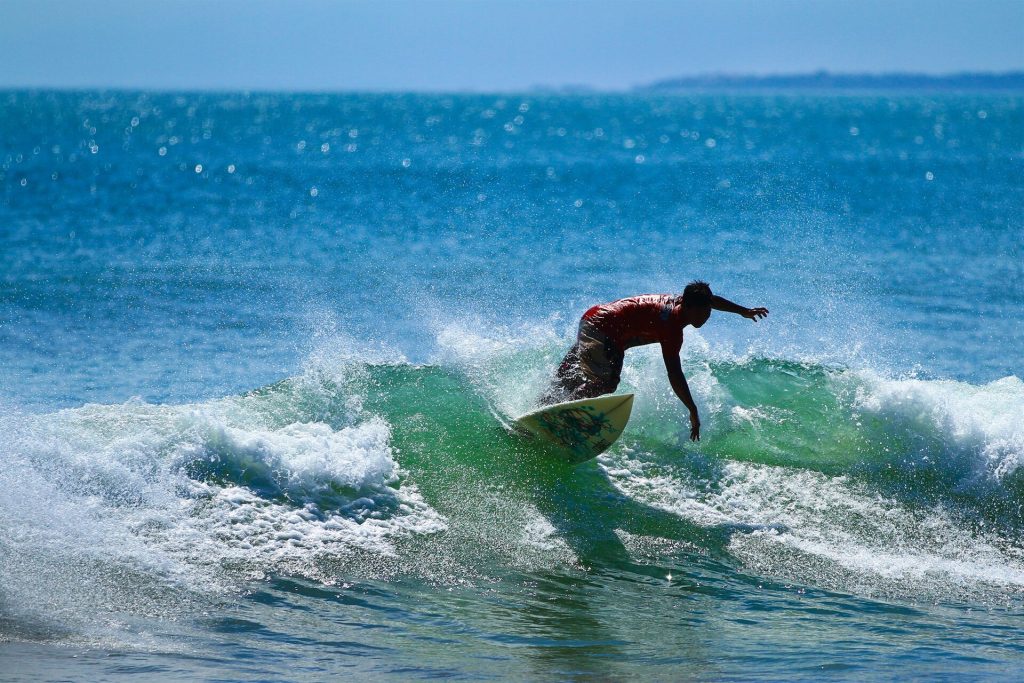 Un surfeur sur une vague à Kuta, sur la côte sud de Bali.