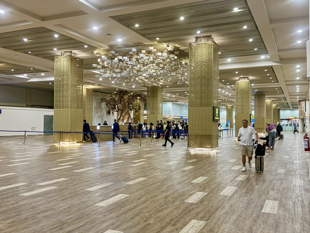 Le hall d’arrivée de l’aéroport Ngurah Rai, à Denpasar