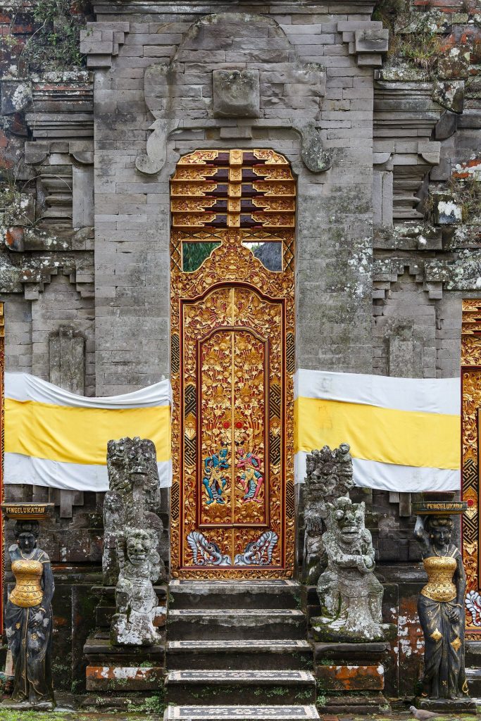 Porte du temple Pura Ulun Danu Bratan, au bord du lac Bratan