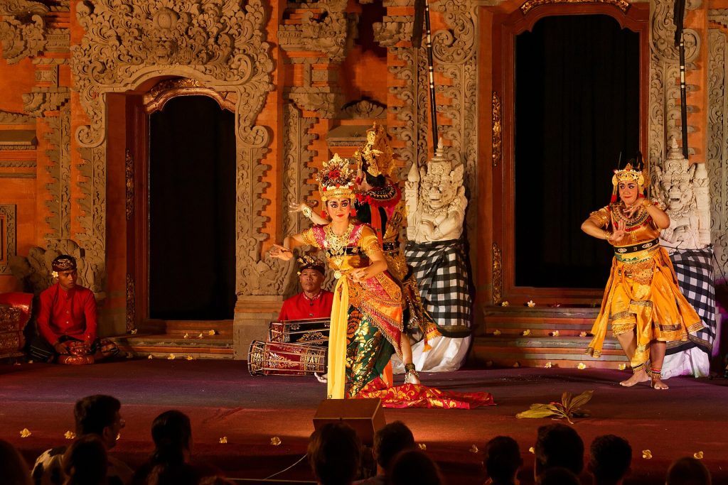 Spectacle de danse Legong à Ubud, sur une scène ornée face au public.