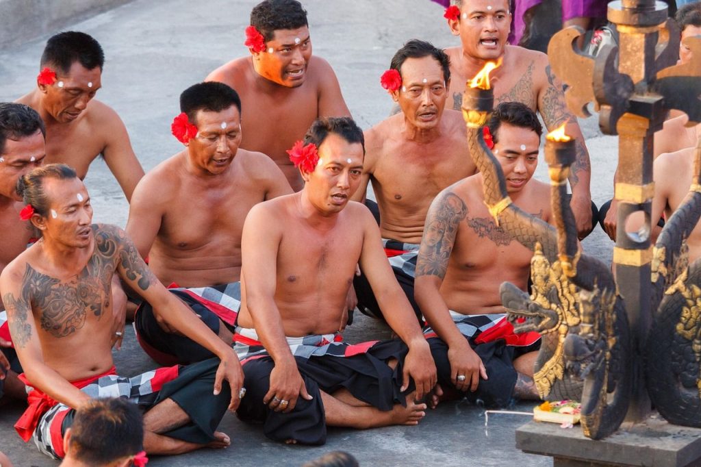 La danse du kecak, donnée au coucher du soleil près du temple d’Uluwatu
