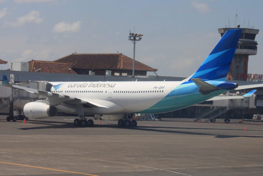 Un avion de Garuda Indonesia sur le tarmac de l’aéroport de Denpasar