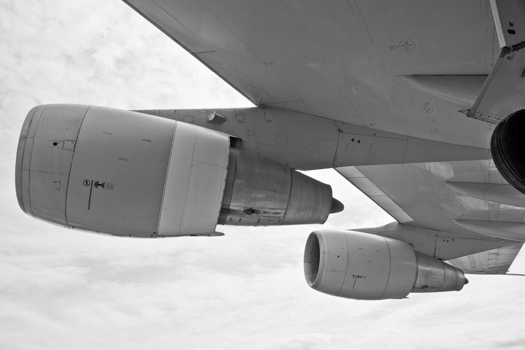 Long-courrier en vol au-dessus des nuages
