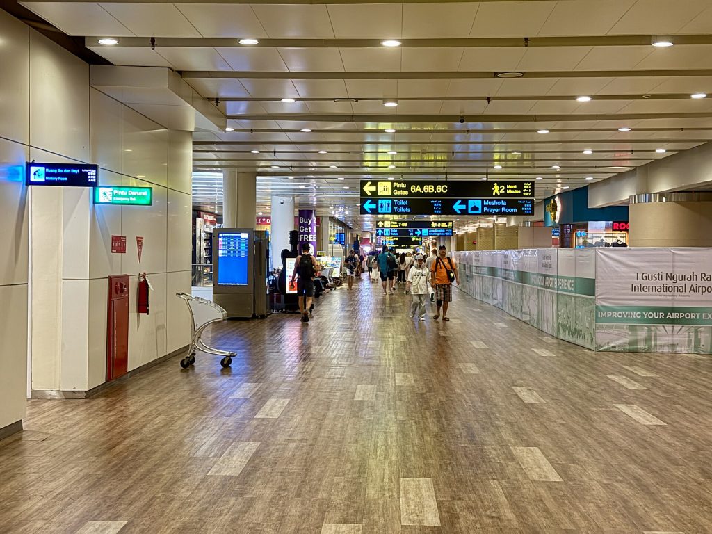 Le hall international de l'aéroport Ngurah Rai à Denpasar, Bali, point d'arrivée après le long vol depuis la France.